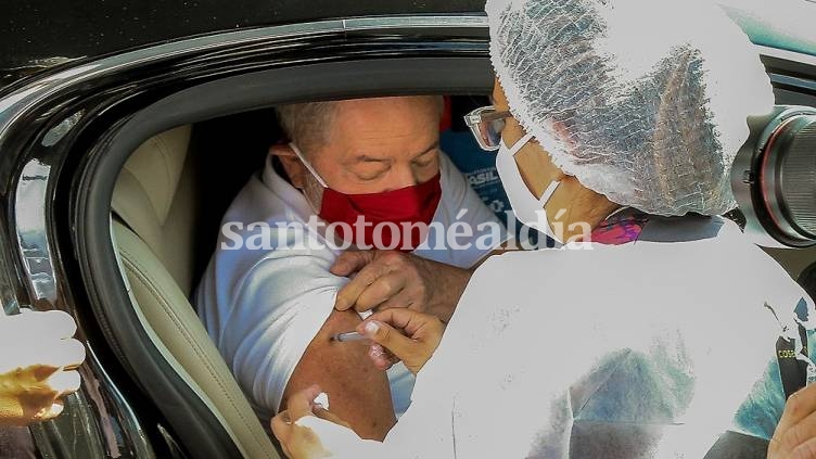 Lula se vacunó y convocó a la población a que se inmunice.