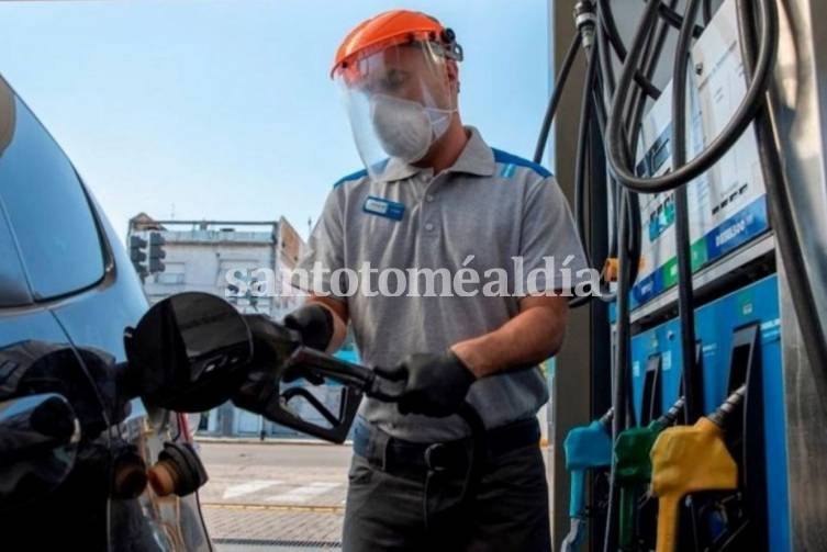 Desde este martes, YPF aumenta el precio de las naftas y el gasoil.