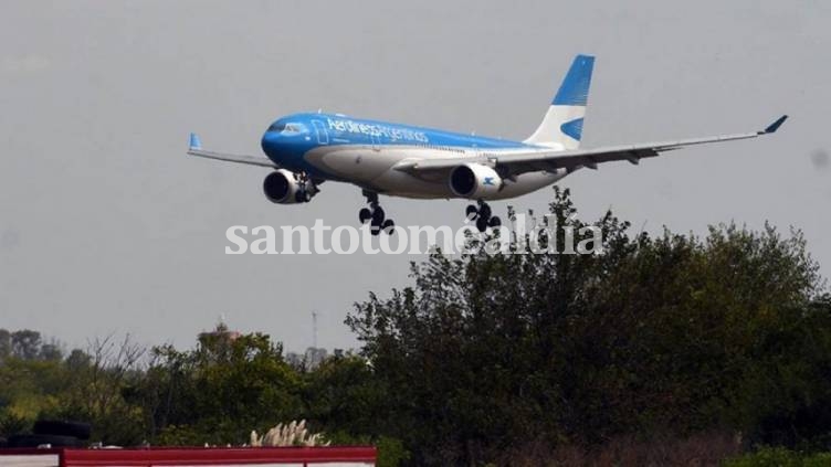 El avión aterrizó a las 14.21 en el aeropuerto de Ezeiza.