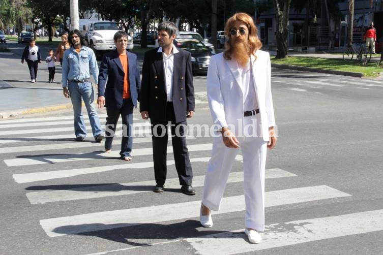 Los Beatles cruzaron las calles de Santa Fe y Rosario para concientizar sobre el respeto a los peatones