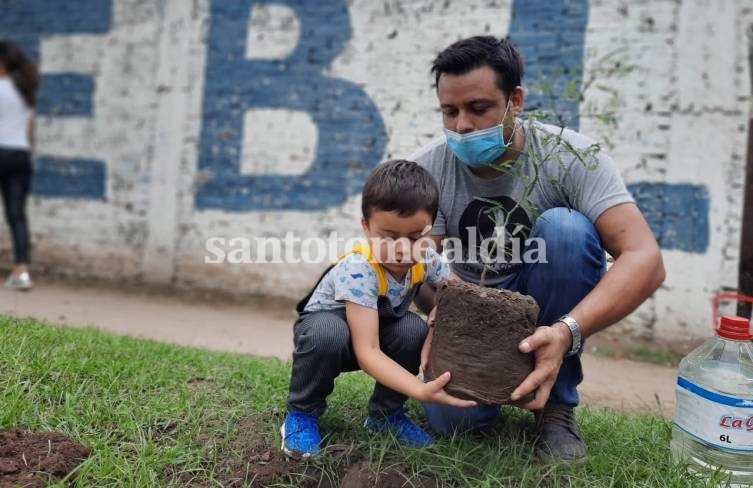 Alvizo plantó árboles nativos en conmemoración del Día de la Memoria