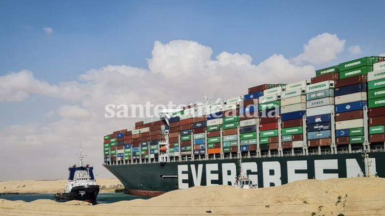 El canal de Suez sigue bloqueado con más de 270 barcos esperando para cruzar