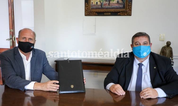 Perotti firmó un convenio con la UNL para facilitar la tramitación del Boleto Educativo Gratuito