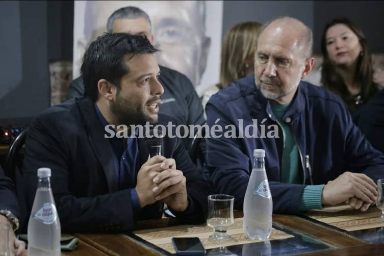 El concejal Rodrigo Alvizo junto al gobernador Omar Perotti. (Foto de archivo)
