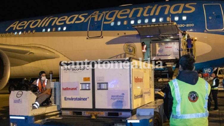 Las vacunas arribarán en las bodegas del vuelo regular de pasajeros KL701, de la compañía de los Países Bajos, KLM.