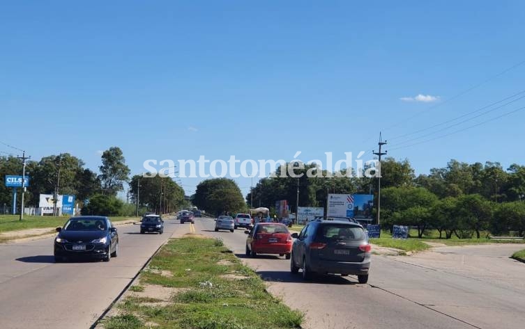 Un proyecto de Piaggio propone pedir a la Municipalidad de Santa Fe que ordene el tránsito en el acceso al Puente Carretero. (Foto: Santotoméaldía)