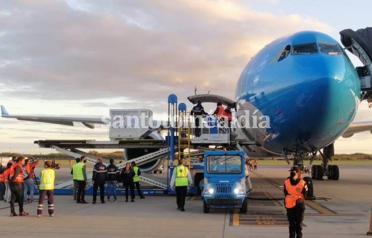 Vuela hacia la Argentina un avión de Aerolíneas con un millón de vacunas Sinopharm