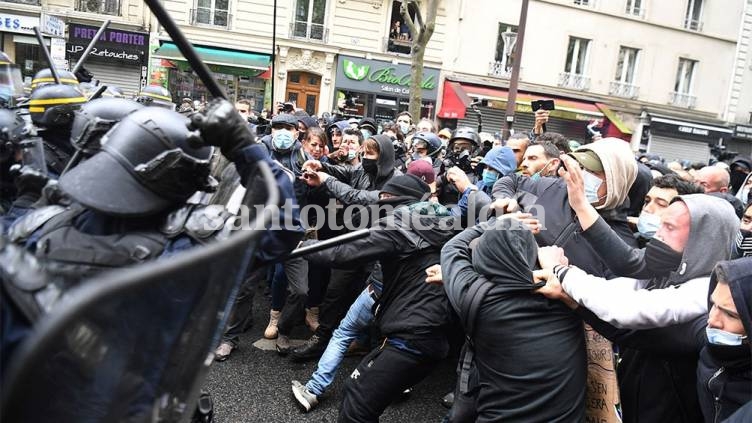 La policía reprimió con gases lacrimógenos y camiones hidrantes la manifestación en la capital francesa.