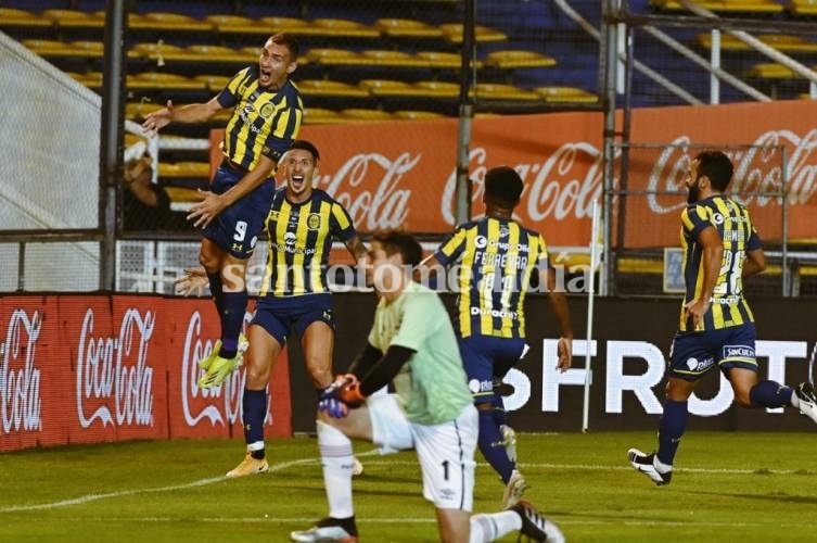 Rosario Central goleó a Newell’s y se ilusiona con los cuartos de final de la Copa de la Liga