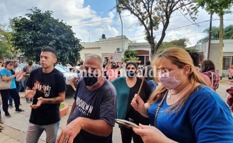 Padres y madres se manifestaron frente a la escuela Berrutti y elevaron un petitorio a los directivos