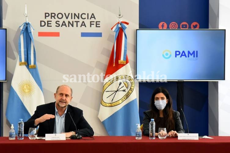 El gobernador Omar Perotti junto a Luana Volnovich, directora del PAMI.