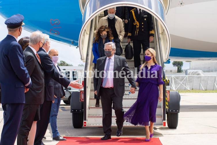 Alberto Fernández arribó a Lisboa para dar comienzo a su gira por Europa