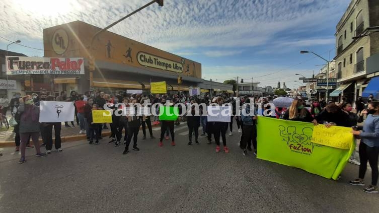 Gran cantidad de personas, entre las que se encontraban propietarios de gimnasios y profesores marcharon reclamando contra las restricciones. (Foto: Santotomealdia)