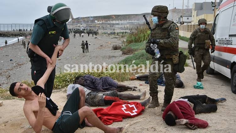 Miles de migrantes entraron al vecino enclave español de Ceuta.