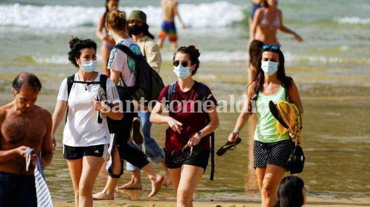 España reabrió sus playas a los turistas vacunados