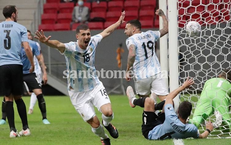 Guido Rodríguez inicia el festejo del gol que le dio el triunfo a Argentina.