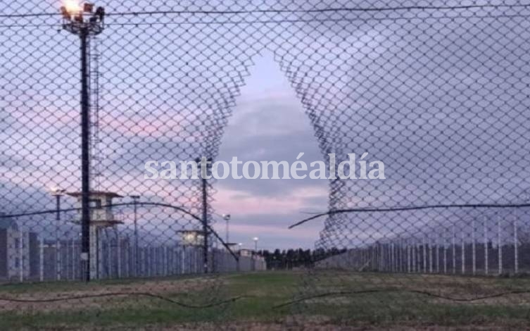 Tiroteo y fuga en la cárcel de Piñero: ocho presos evadidos y un muerto