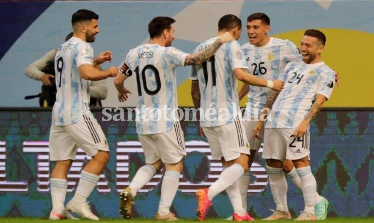 Argentina defiende el primer puesto del Grupo A ante Bolivia.