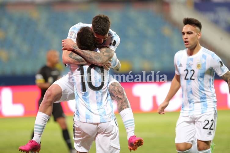 Messi abraza a De Paul, luego del 1 a 0. (Foto: AFA)