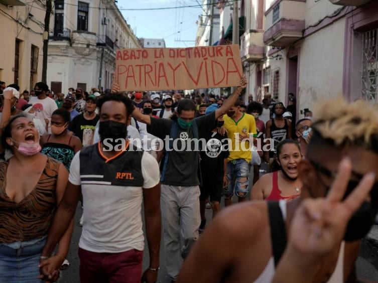 Cientos de cubanos salieron a protestar contra el gobierno de Díaz-Canel