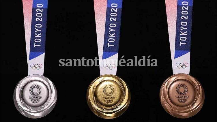 Las medallas tan deseadas por los atletas, fabricadas con material reciclado