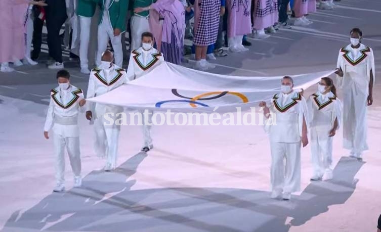 La bandera olímpica ingresó al estadio con 