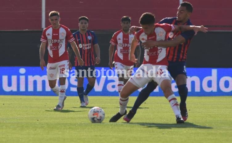 Unión goleó 4 a 0 a San Lorenzo