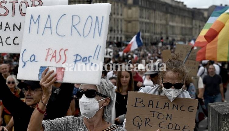 Las marchas llegan a dos días de la entrada en vigor de gran parte de las restricciones y tras un nuevo mensaje del presidente Macron, para instar a la vacunación.