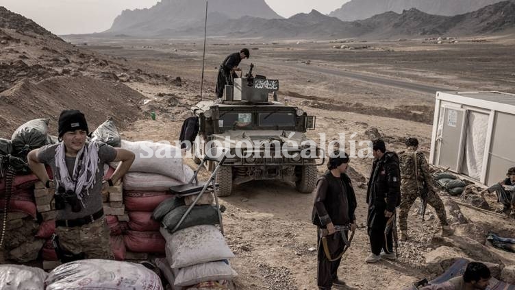 Aterrorizados civiles afganos y extranjeros se preparaban para la toma de la ciudad de Kabul por los rebeldes islamistas.