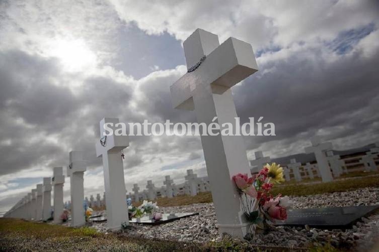 Hallaron restos de cinco combatientes argentinos no identificados en el cementerio de Darwin