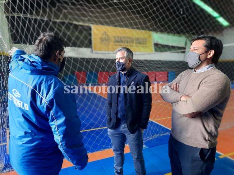 Alvizo y Busatto recorrieron los avances de las obras en el club Santoto Voley y las instalaciones de la Escuela Técnica N°322