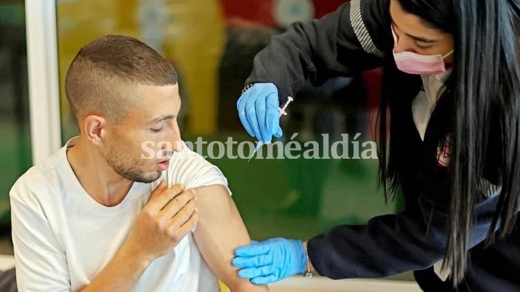 En medio del auge de una cuarta ola, un número creciente de israelíes comenzaron a vacunarse por primera vez.