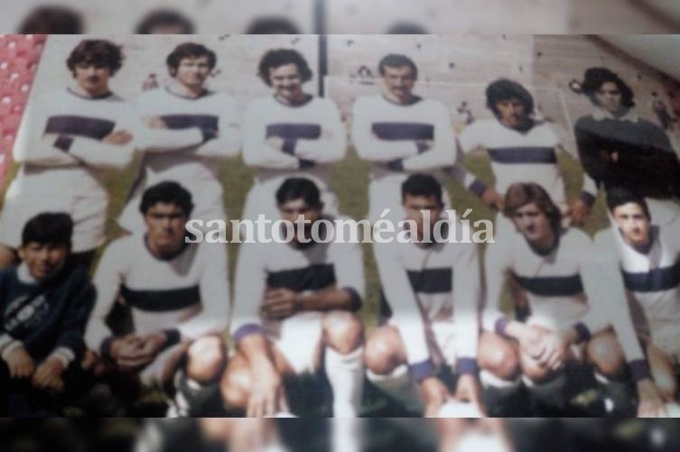 El recordado equipo de Atenas campeón de 1977. (Foto: gentileza Julio Rivero)