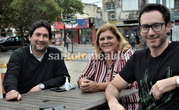 Carlos Clemente junto a Rosana Zamora y Julián Ilchischen.