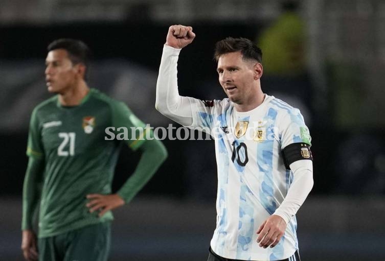 Messi metió un triplete y Argentina le ganó a Bolivia en una noche de festejos