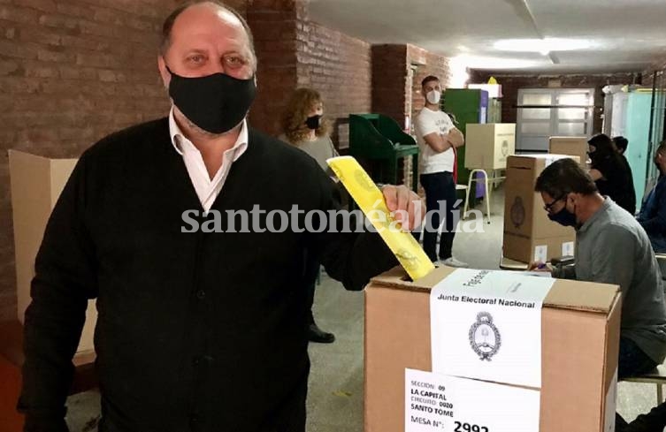 José Roura emitió su voto este domingo a media mañana en la escuela Nilve Uviedo.