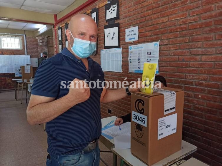 Mario Montenegro emitió su voto en la escuela N°1356 