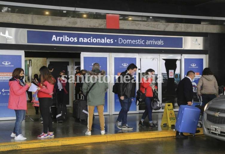 Nuevamente se postergó la anulación de la cuarentena obligatoria para los argentinos que regresen al país tras viajar al exterior por cuestiones laborales.