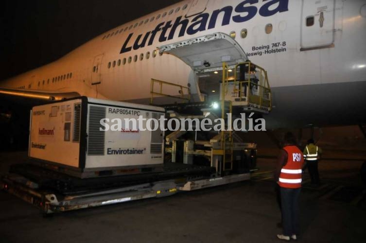El arribo del nuevo cargamento de vacunas de AstraZeneca al Aeropuerto Internacional de Ezeiza fue a través del vuelo LH510 de Lufthansa.