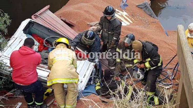 Luego del accidente y por más de dos horas, los bomberos voluntarios de la zona trabajaron para sacarlo de la cabina.