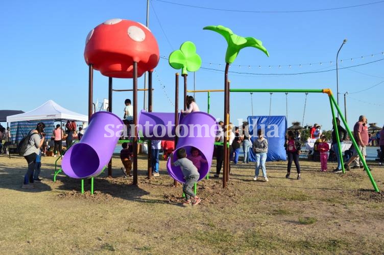 El nuevo espacio para las infancias cuenta con un mangrullo con tubos toboganes y hamacas.