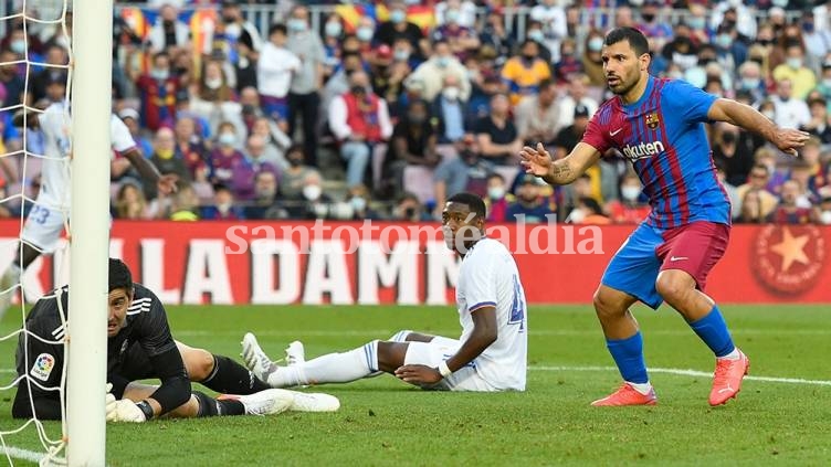Agüero logró su primer gol en Barcelona que no evitó la caída ante el Real Madrid