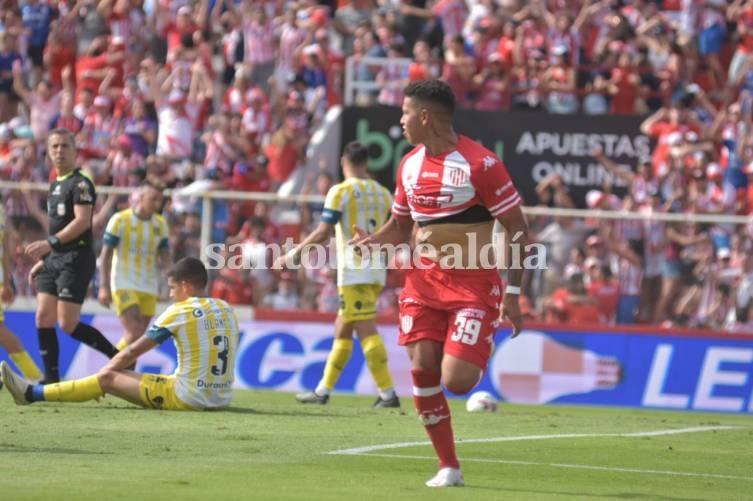 Imanol Machuca celebra el segundo gol tatengue. (Foto: El Litoral)