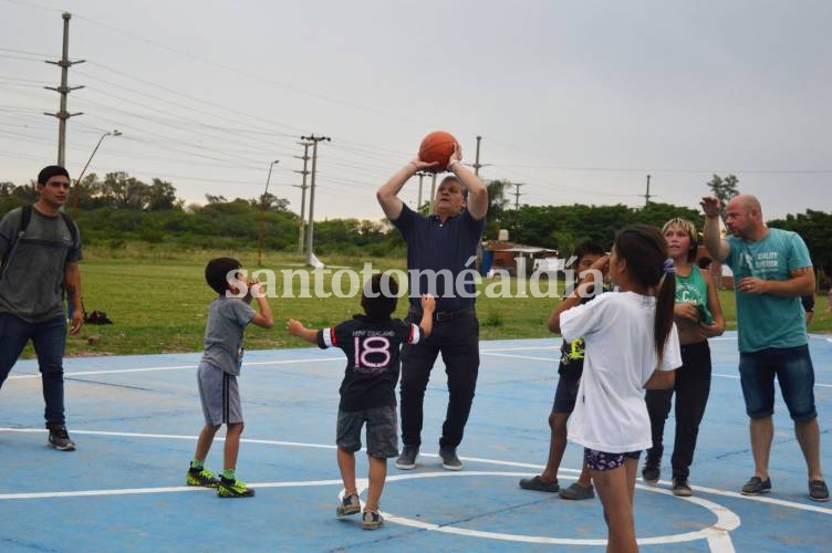 Sauce Viejo: Jornada deportiva en el nuevo playón de barrio San Cayetano Norte