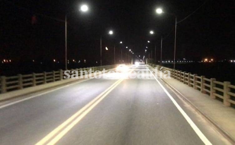 Este jueves por la noche Vialidad Nacional culminó el recambio de todas las luminarias en las 82 columnas de alumbrado del puente.
