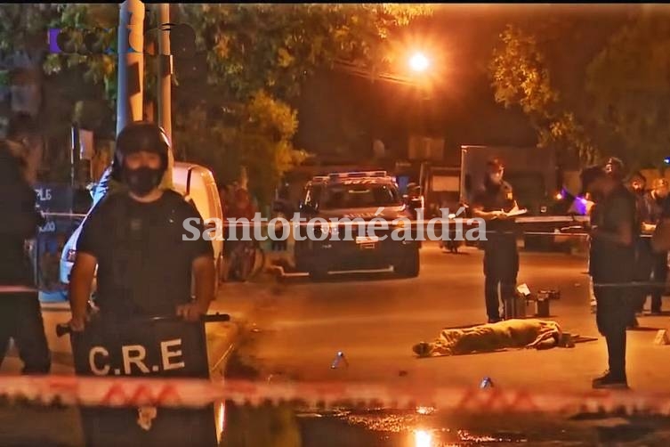 Rosario: Asesinan a tres jóvenes en la puerta de una casa donde había drogas y armas