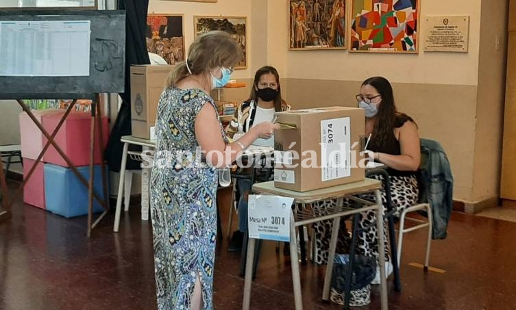 El padrón electoral santafesino tuvo registradas a 2.768.525 personas habilitadas para votar, distribuidas en 8.192 mesas. (Foto: Santotoméaldía)