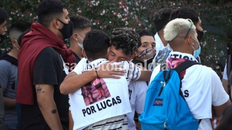 El velatorio del adolescente comenzó el sábado a la tarde en una cochería ubicada en el Cruce de Florencio Varela. 