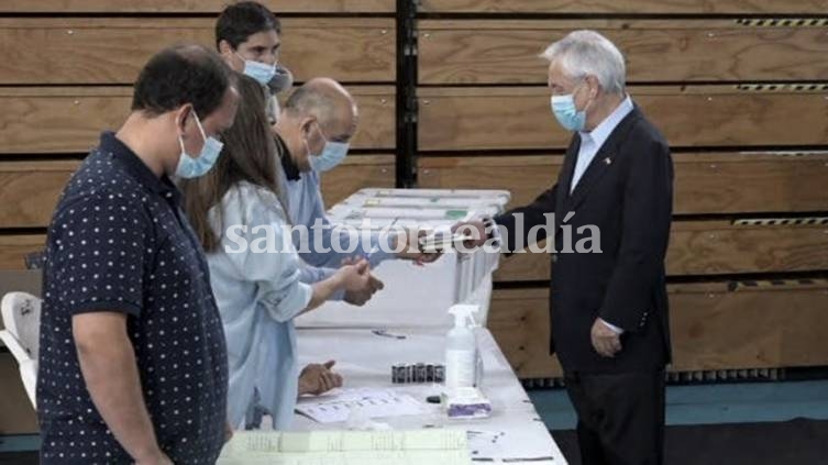 En unas elecciones marcadas por dos años de duras protestas sociales, el conservador Piñera fue la primera figura pública en ir a votar en un colegio en Las Condes.