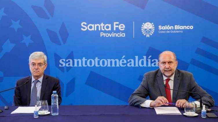 Omar Perotti en el Salón Blanco de la Casa de Gobierno, acompañado por el ministro de Economía, Walter Agosto.